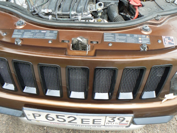 Решетка радиатора на Рено Дастер 2011-2015 в стиле ЧЕРОКИ (Jeep Cherokee Style)