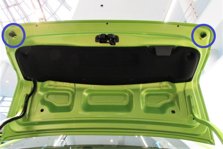 Буфер крышки багажника Лада Веста седан, нового образца